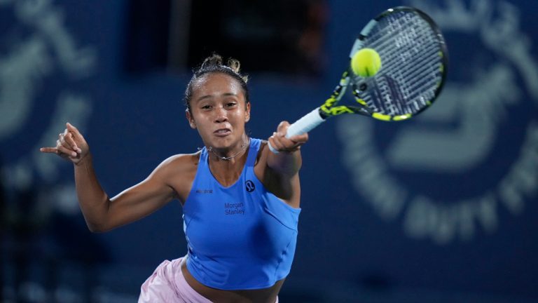 Canada's Leylah Annie Fernandez returns the ball to Poland's Iga Świątek during a match of the Dubai Duty Free Tennis Championships in Dubai, United Arab Emirates, Tuesday, Feb 21, 2023. (Kamran Jebreili/AP)