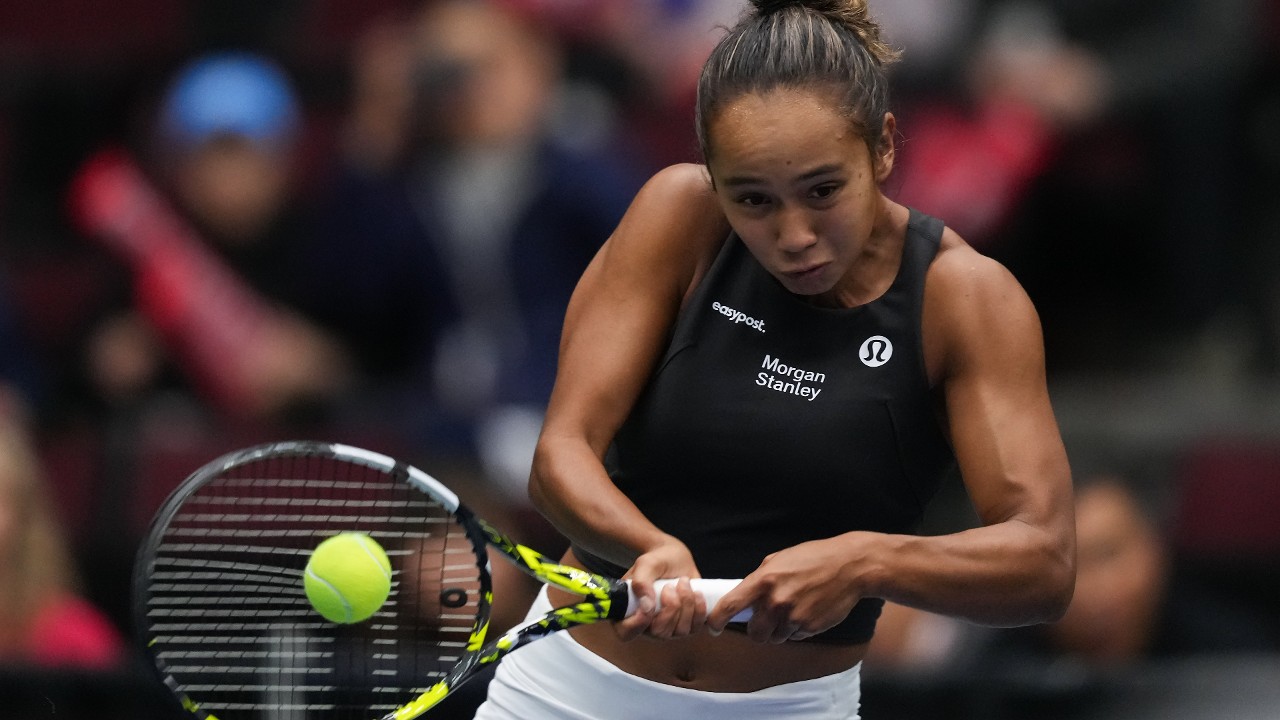 Leylah Fernandez tops Poland's Magda Linette in 1st round of French Open