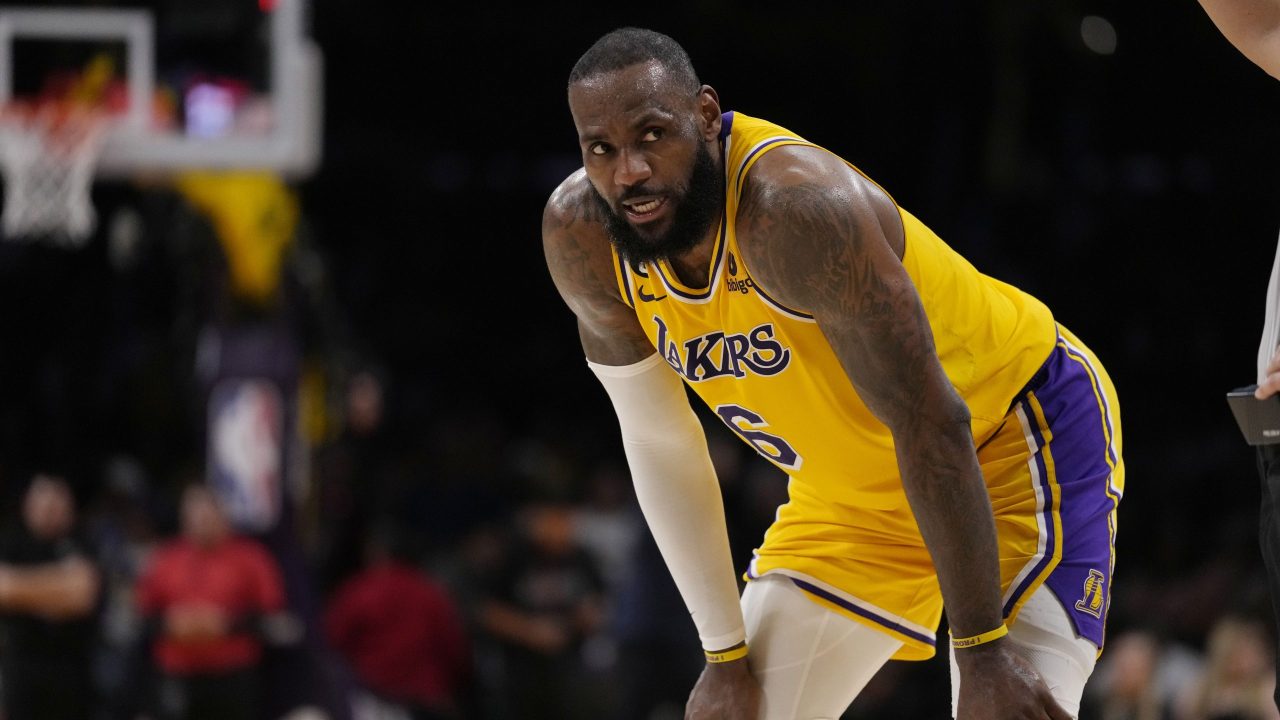 Lakers' LeBron James Sends Message to Dodgers After Playoff Win