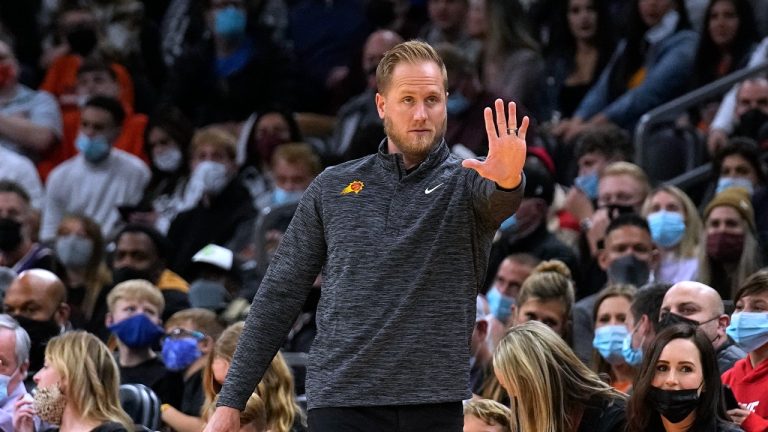 Phoenix Suns acting coach Kevin Young calls out a play during the first half of an NBA basketball game against the Memphis Grizzlies, Monday, Dec. 27, 2021, in Phoenix. Suns. (Rick Scuteri/AP Photo)