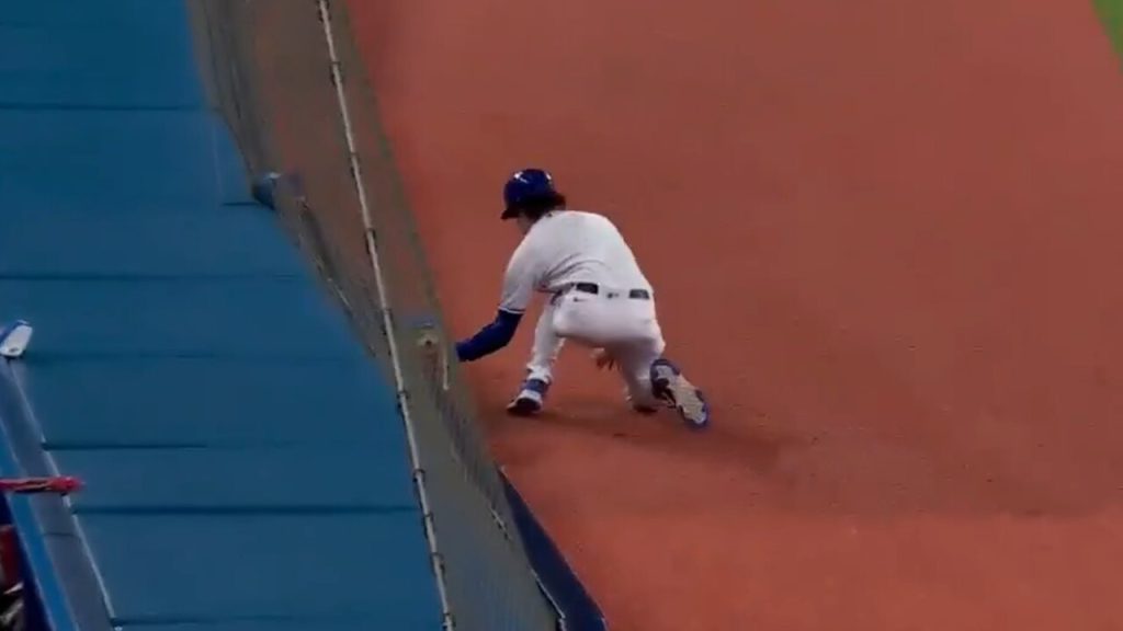 Astros ball boy makes great catch, 07/28/2023