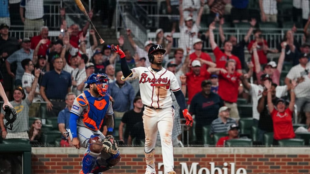 Braves' Albies crushes walk-off three-run bomb to cap off series sweep over  Mets