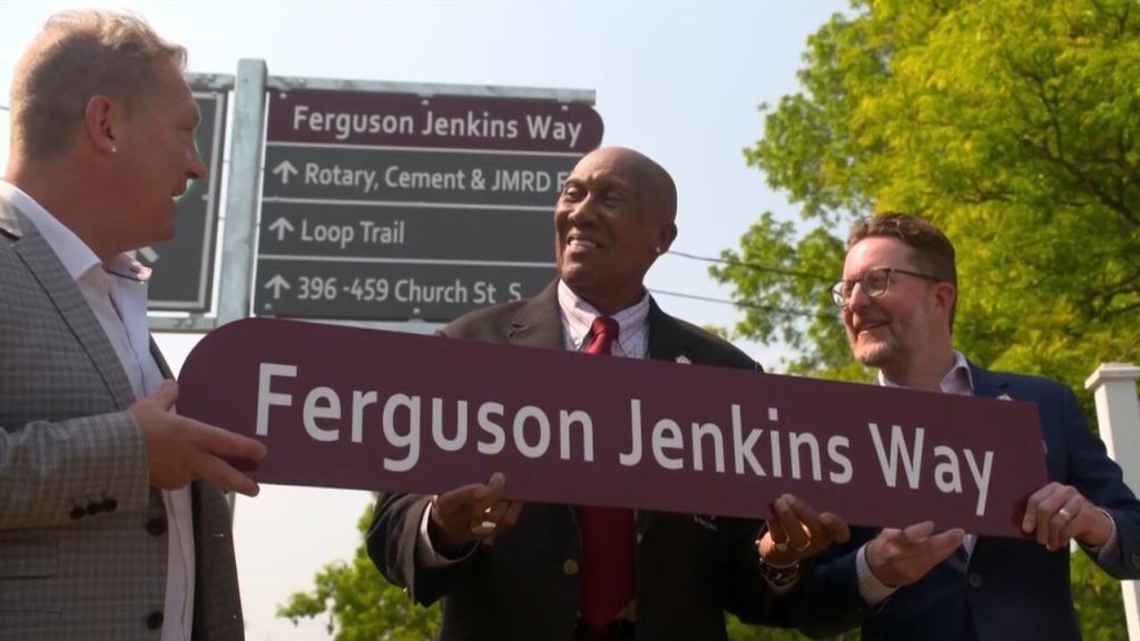 Hall of Famer Fergie Jenkins still gets a kick out of signing