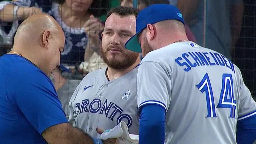 Catcher Alejandro Kirk leaves Blue Jays game after being hit by pitch 