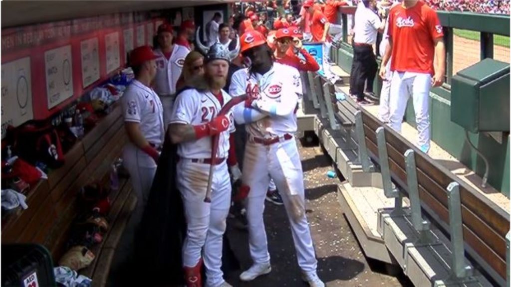 Jake Fraley's first major-league homer (with an assist to the eye