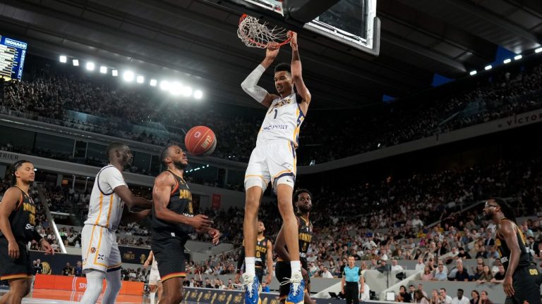 Boulogne-Levallois' Victor Wembanyama dunks the ball in action during the playoffs of the Elite basketball match Boulogne-Levallois against Monaco at the Roland Garros stadium in Paris, Thursday, June 15, 2023. (AP)