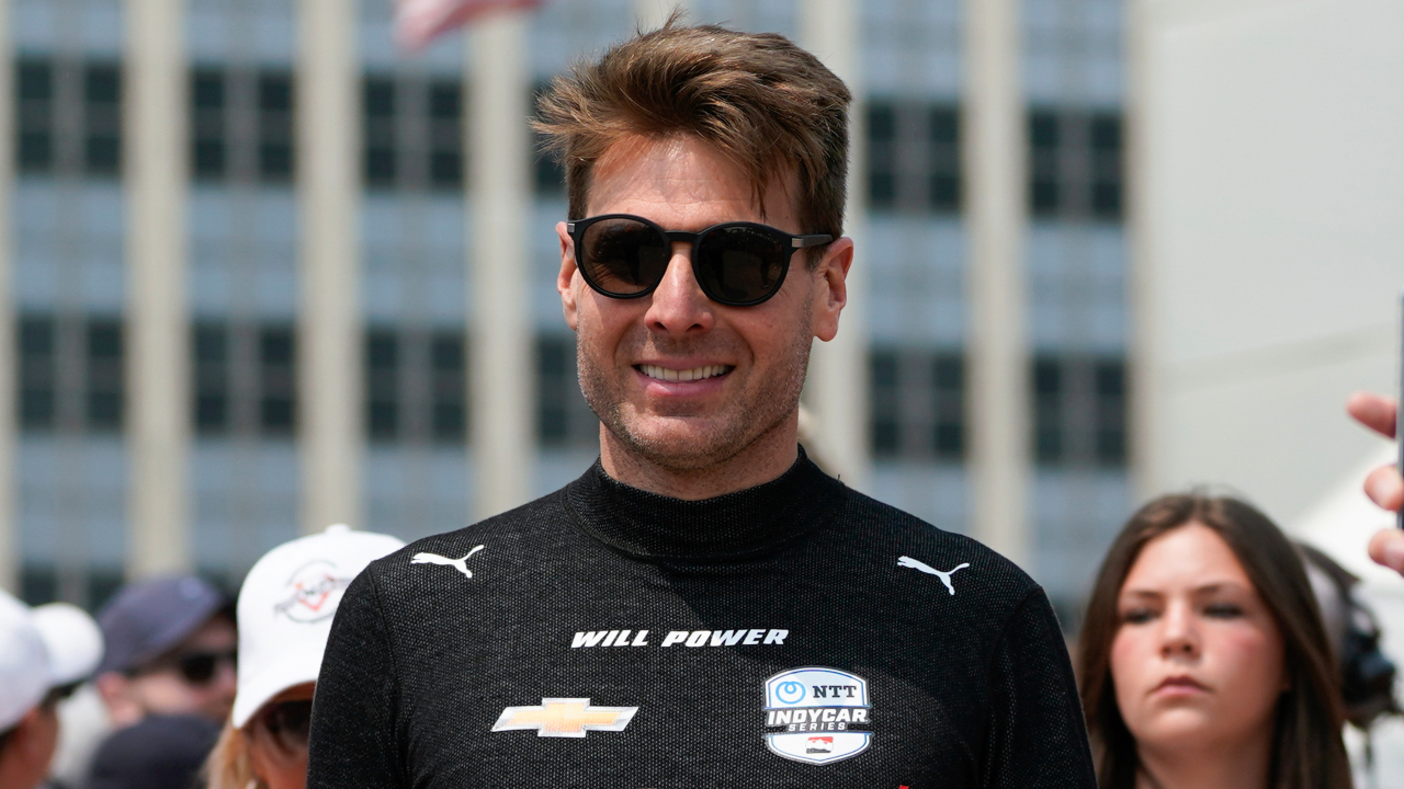 IndyCar champ Will Power shoves Scott Dixon after crash during