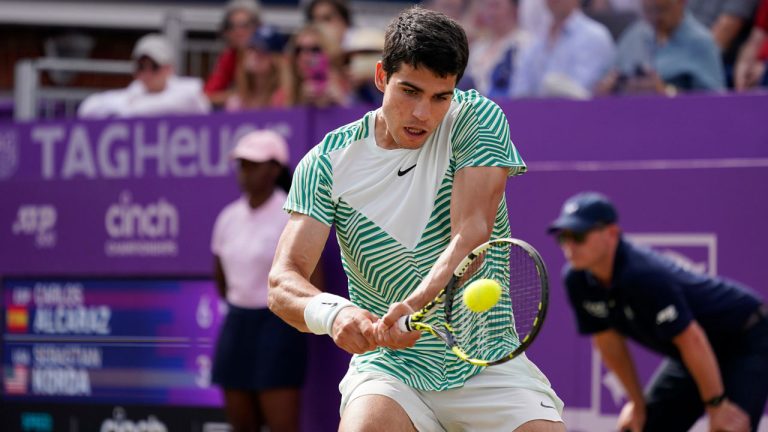 Carlos Alcaraz, of Spain, returns with a backhand to Sebastian Korda, of the US, during their mens singles semifinal match at the Queens Club tennis tournament in London. (Alberto Pezzali/AP)