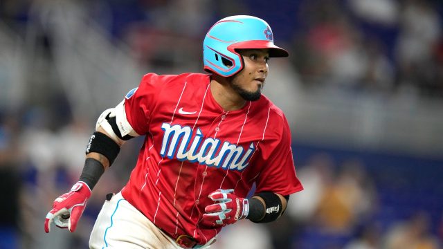 Catcher Alejandro Kirk leaves Blue Jays game after being hit by