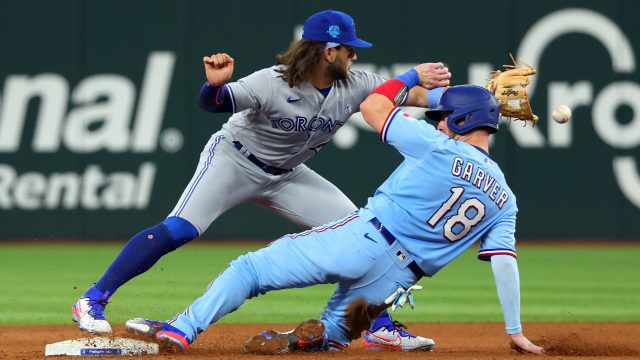 Catcher Alejandro Kirk leaves Blue Jays game after being hit by