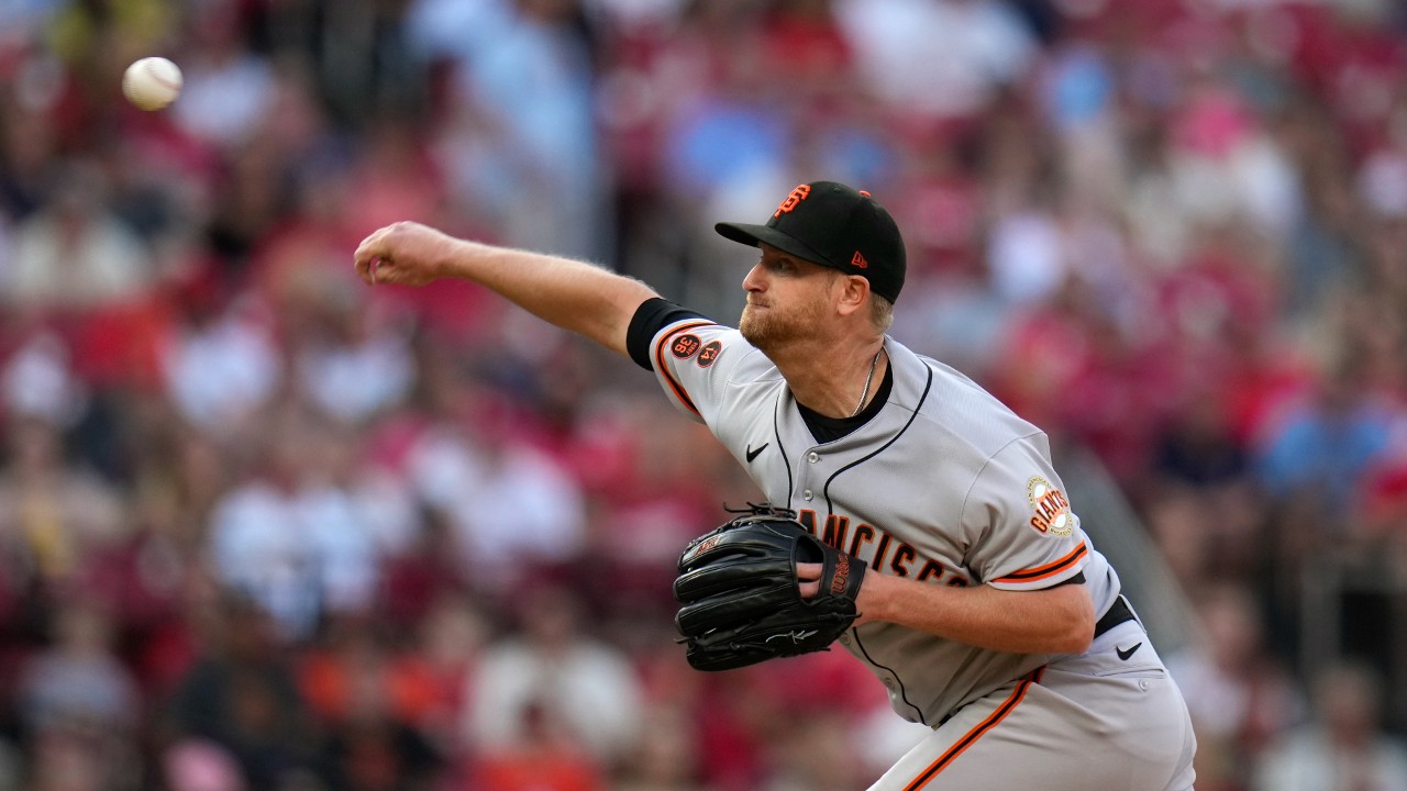 Giants finish off rare sweep of Dodgers in Los Angeles with 7-3