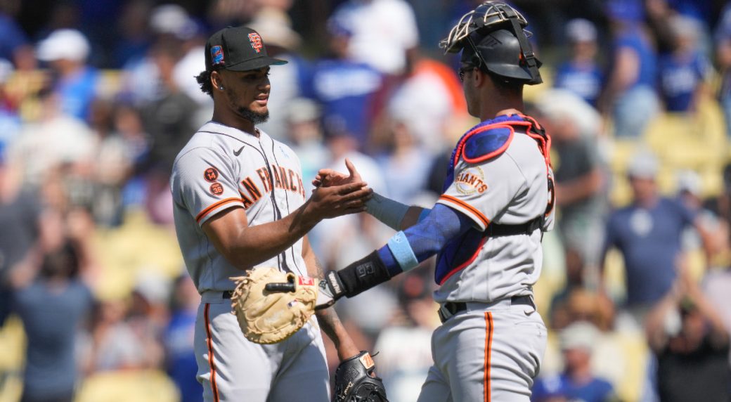 Giants finish off rare sweep of Dodgers in Los Angeles