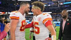 Chiefs&#8217; Mahomes trolls Kelce as TE attends Stars-Oilers game in Dallas