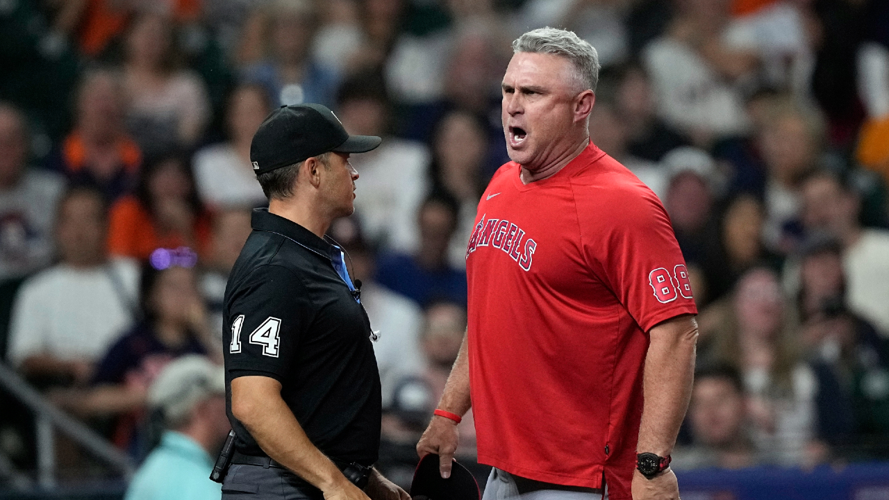 Angels fan ejected after touching Mets outfielder Curtis