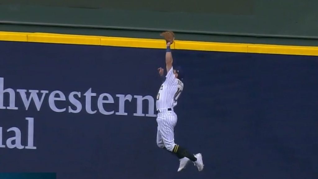 Braves fan's sweet catch on HR, 09/05/2023