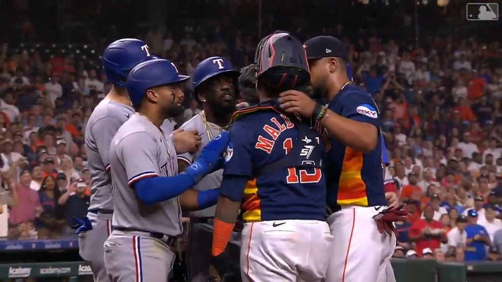 Houston Astros fans recreate viral 2017 hat stunt at parade