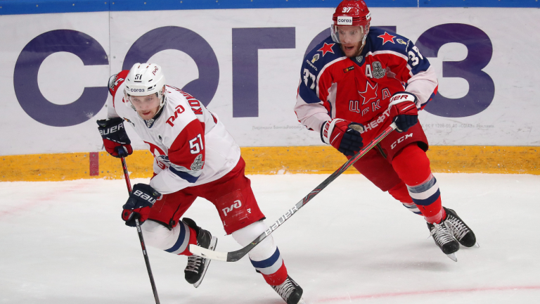 Nikolai Kovalenko (L) and HC CSKA Moscow's Mat Robinson fight for the puck in Leg 7 of their 2020/21 KHL Western Conference semifinal playoff tie at CSKA Arena. (Sergei Fadeichev/TASS)