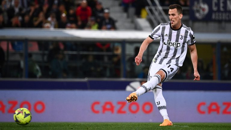 Juventus' Arkadiusz Milik misses a penalty kick during the Serie A soccer match between Bologna and Juventus at the Renato Dall'Ara stadium in Bologna, Italy, Sunday, April 30, 2023. (Massimo Paolone/LaPresse via AP) 