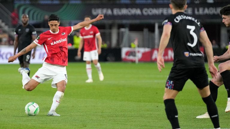 AZ's Tijjani Reijnders takes a shot during the Conference League second leg semifinal soccer match between AZ Alkmaar and West Ham United at the AZ stadium in Alkmaar, Netherlands, Thursday, May 18, 2023. (AP)