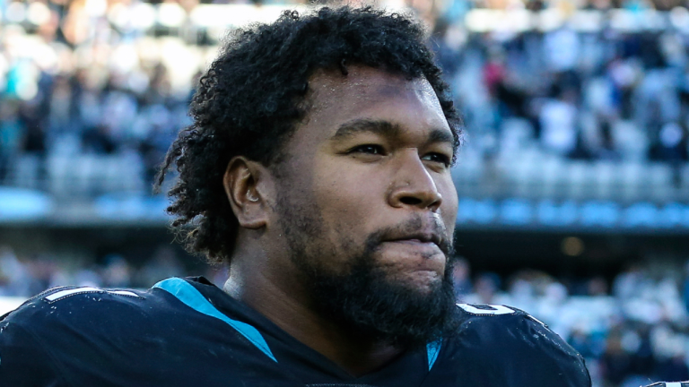 Jacksonville Jaguars defensive end Dawuane Smoot (91) walk off the field after an NFL football game against the Dallas Cowboys, Sunday, Dec. 18, 2022, in Jacksonville, Fla. The Jaguars are bringing back veteran edge rusher Dawuane Smoot on a one-year contract that includes $2.25 million guaranteed.(AP)