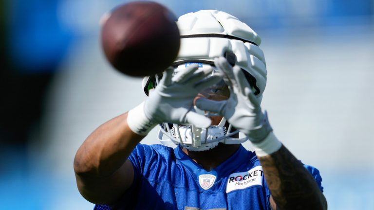 Detroit Lions running back David Montgomery catches a ball after an NFL football practice in Allen Park, Mich., Sunday, July 23, 2023. (Paul Sancya/AP) 