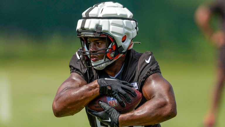 Cleveland Browns' Nick Chubb runs drills at the NFL football team's training camp on Sunday, July 23, 2023, in White Sulphur Springs, W.Va. (Chris Carlson/AP) 