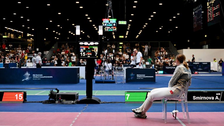 Russia's Anna Smirnova remains seated after her bout with Ukraine's Olga Kharlan in the women's individual sabre best of 64 round match at the World Fencing Championship in Milan, Italy, Thursday, July 27, 2023. Smirnova refused to leave after the bout in an apparent protest because Kharlan refused to shake hands at the end. (Tibor Illye/MTI via AP) 