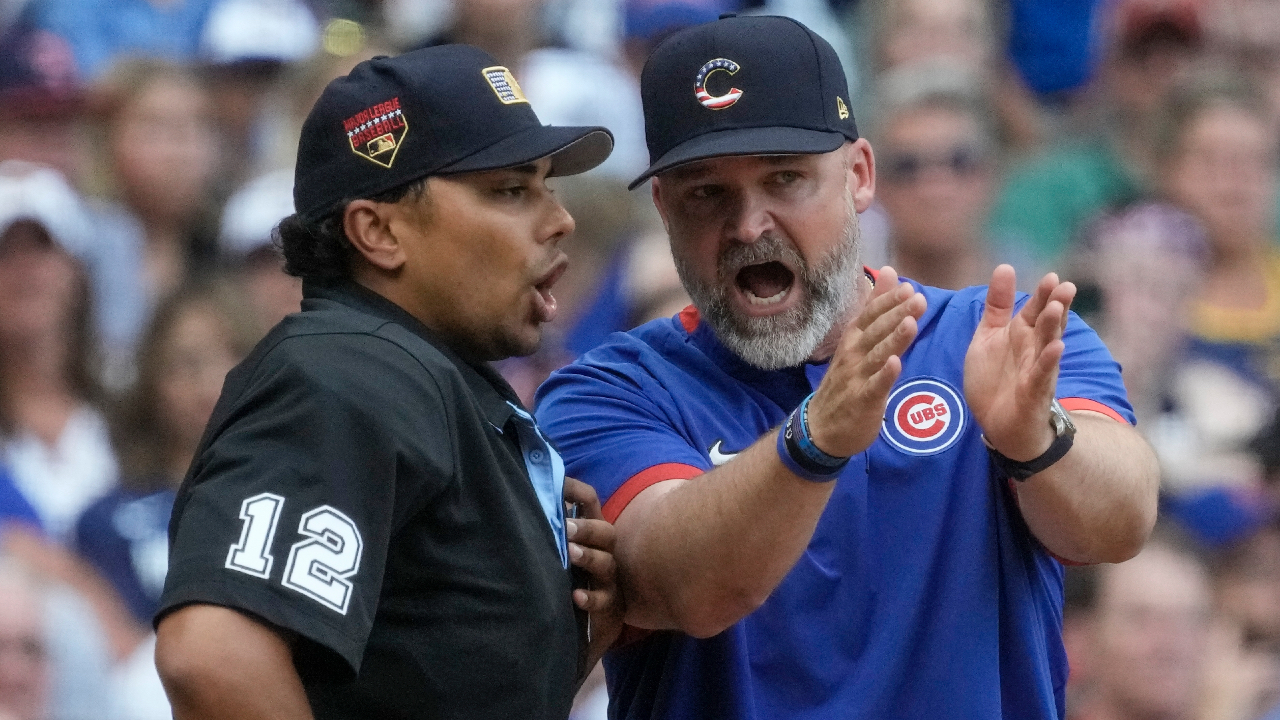 Cubs manager David Ross rips umpire and criticizes decision to close roof  in Milwaukee