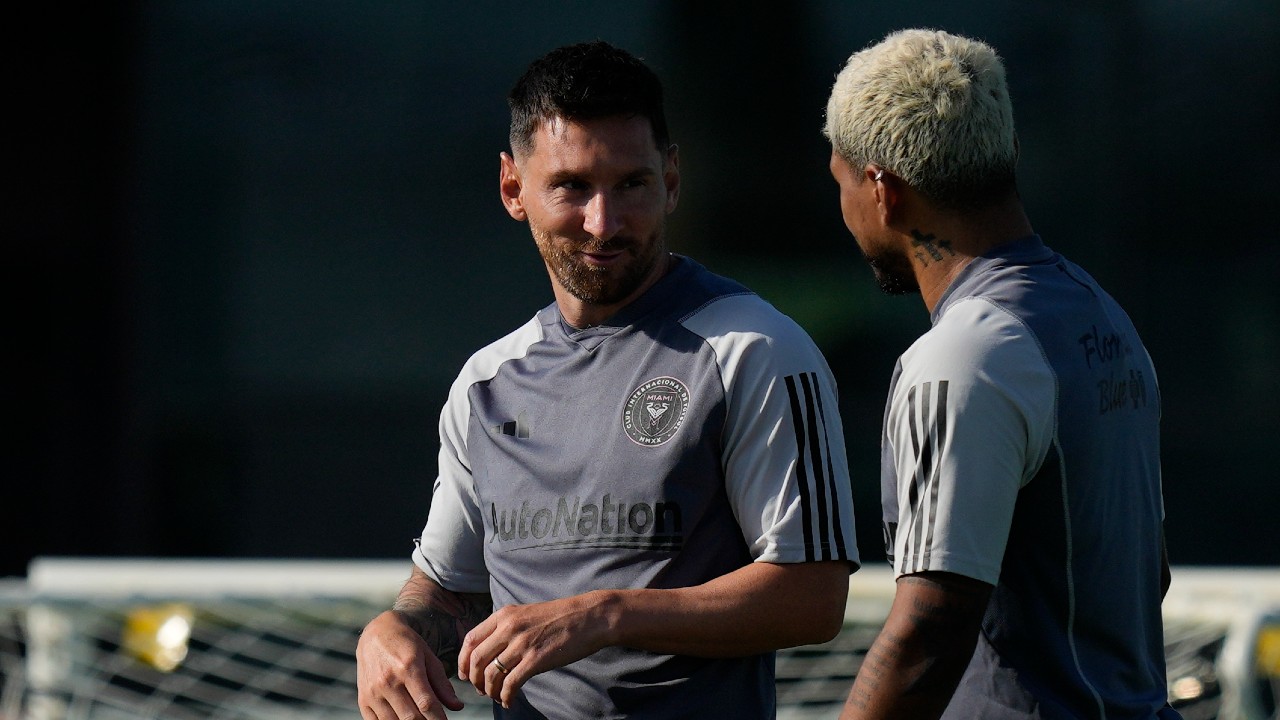 Lionel Messi takes to the practice field for first time since