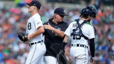 Tigers&#8217; Hinch booed by home crowd after pulling Manning during no-hit bid vs. Blue Jays