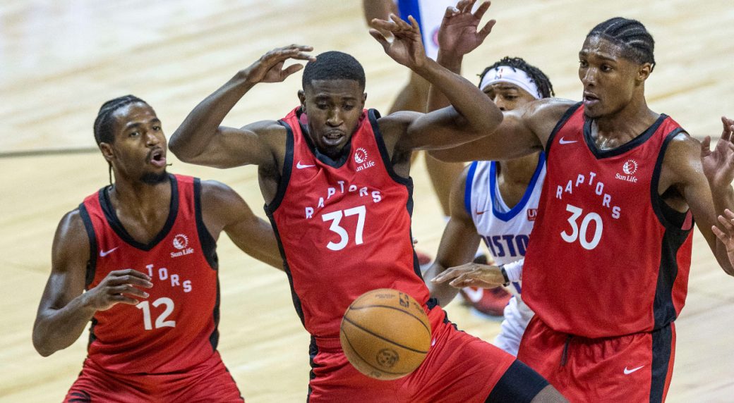 Philadelphia 76ers' Steven Hunter, right, blocks the shot of Los