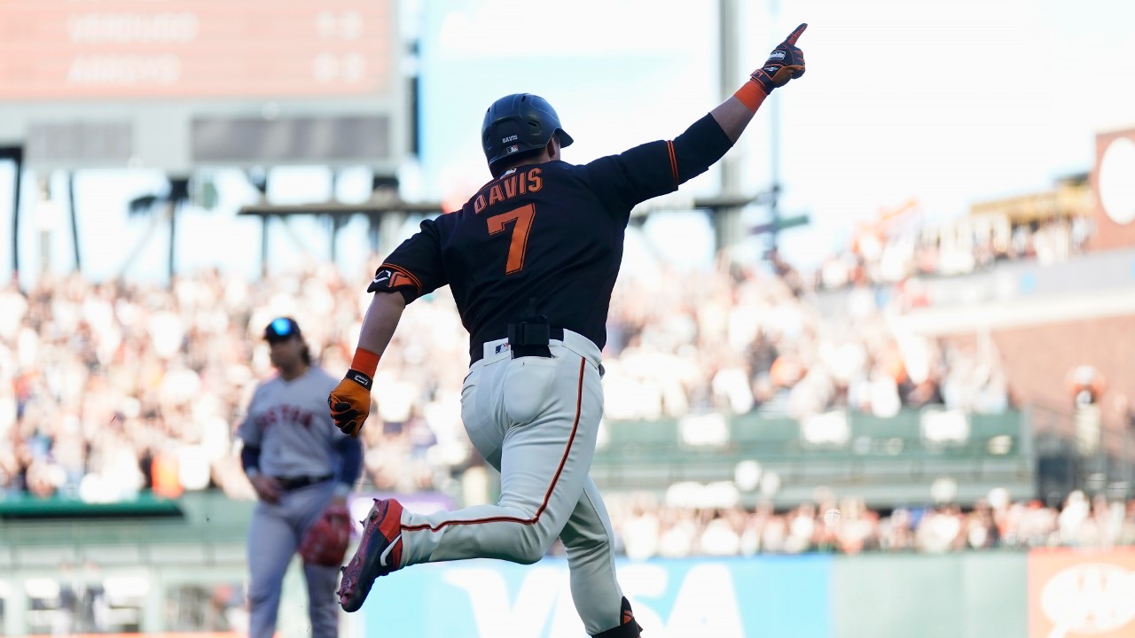 Wilmer Flores' walk-off homer helps Giants stop Phillies' late push