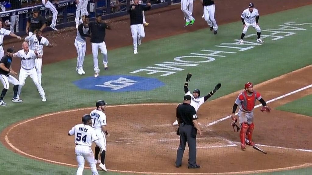 Umpire makes Cardinals pitcher Jordan Hicks switch gloves