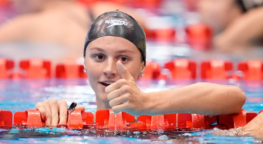 Swimming paris. Саммер макинтош плавание. Саммер макинтош пловчиха. Summer MCINTOSH swimming.