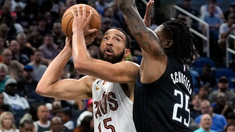 Cleveland Cavaliers' Isaiah Mobley (15) looks for an open shot against Orlando Magic's Admiral Schofield (25) during the first half of an NBA basketball game, Thursday, April 6, 2023, in Orlando, Fla. (John Raoux/AP)