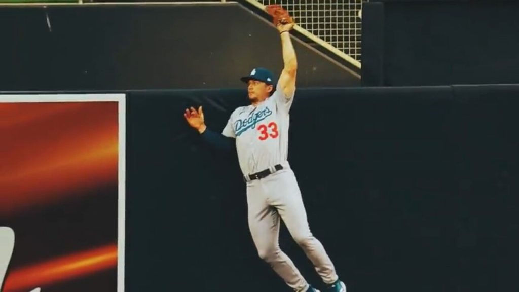 Fernando Tatis Jr.'s sliding catch, 03/04/2023