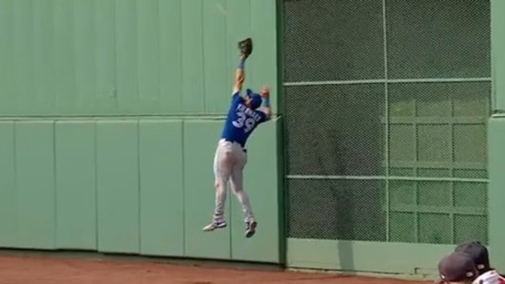 Bo Bichette hugs Kevin Kiermaier after making the catch. #MLB