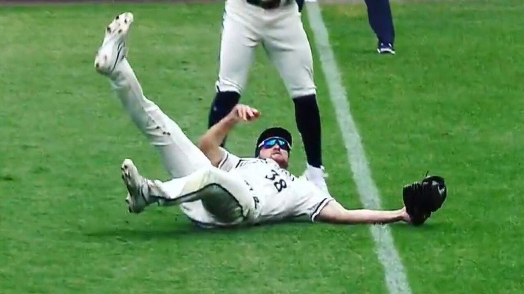 Eli White catch video: Watch Rangers CF make leaping grab to rob