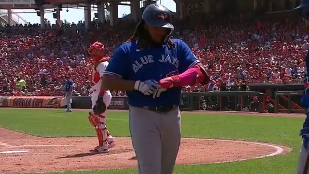 Vladimir Guerrero Jr. exits with finger injury vs. Reds