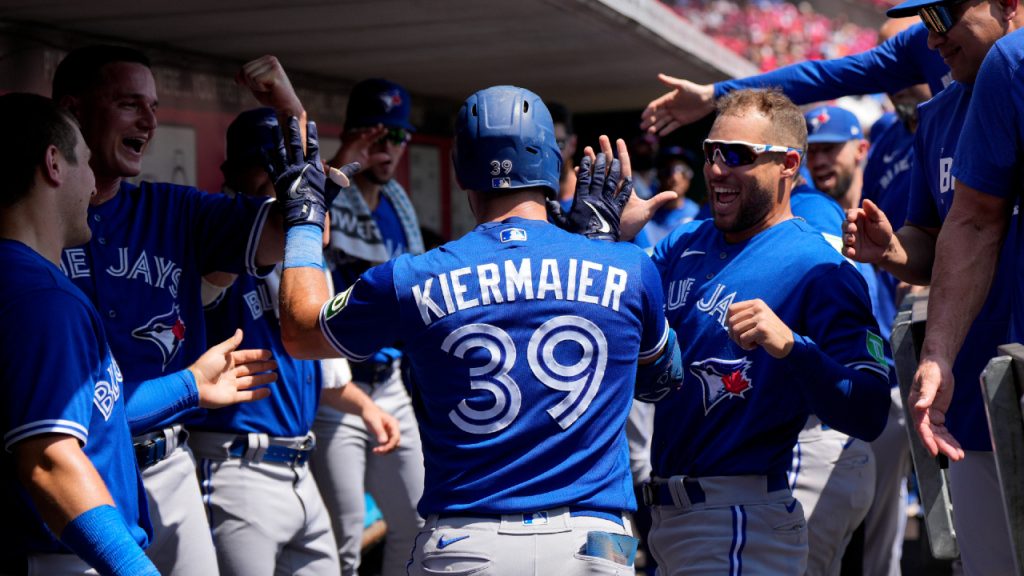 Phils, Braves Make Subtle Jersey Adjustments for 2016