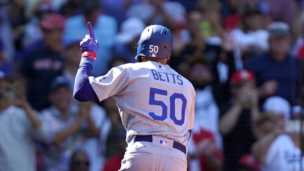 Mookie Betts gets standing ovation in return to Boston before another  comeback win - True Blue LA