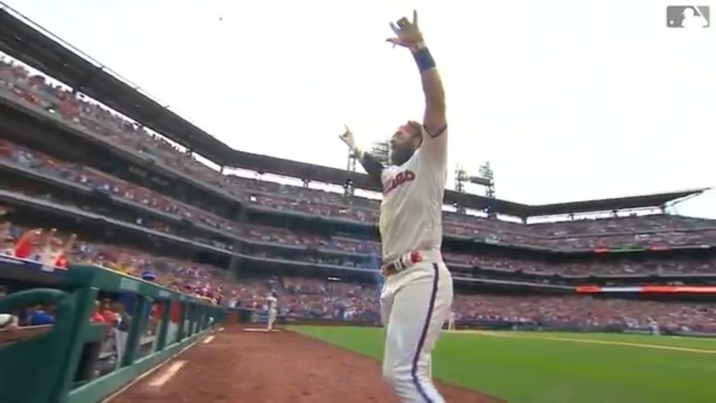 For Phillies' Bryce Harper, an ovation and an encouraging slide in