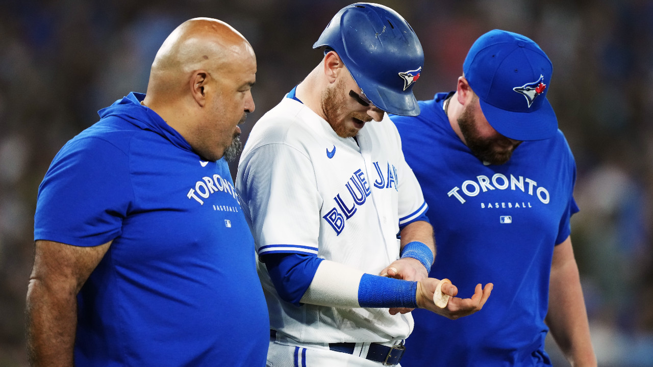 danny-jansen-toronto-blue-jays-removed-from-game-with-left-groin