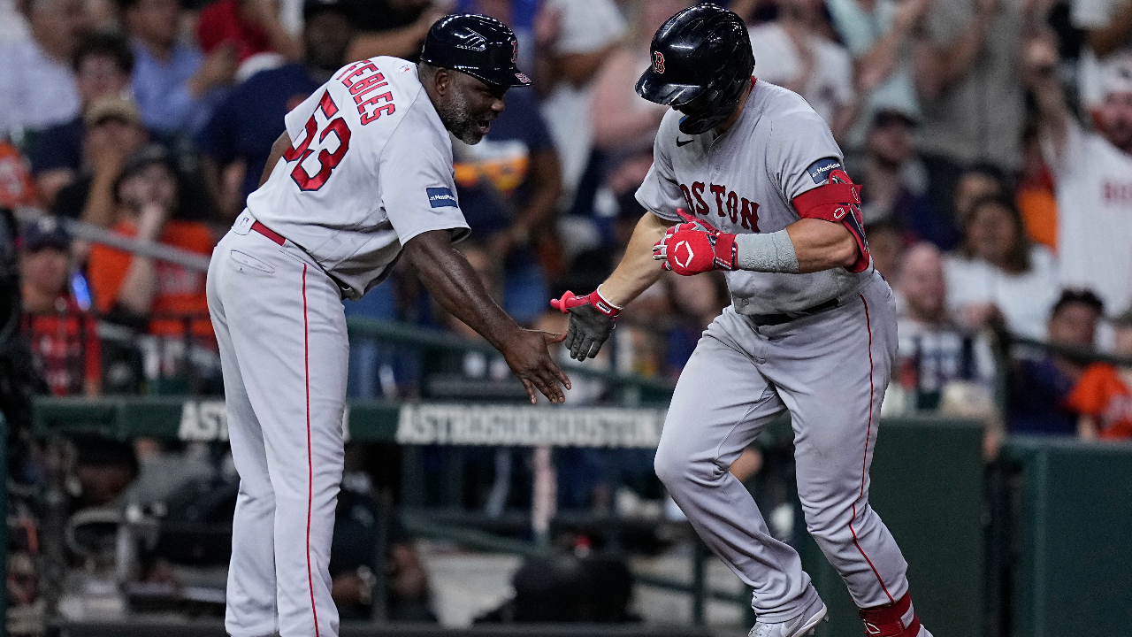 Duvall blasts three-run homer, Red Sox top Tigers to stay in