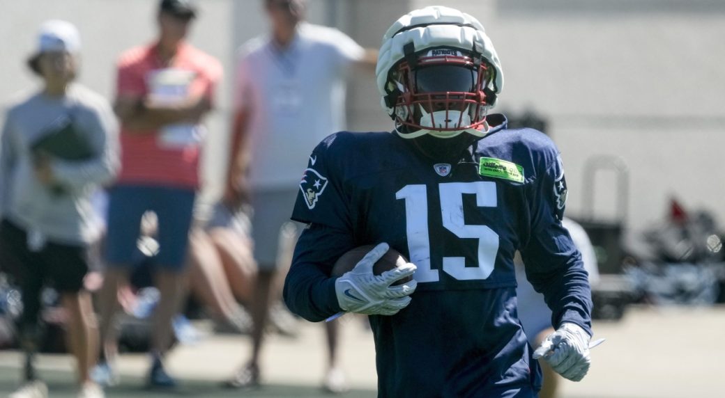 Here's the first look at Ezekiel Elliott in a Patriots uniform