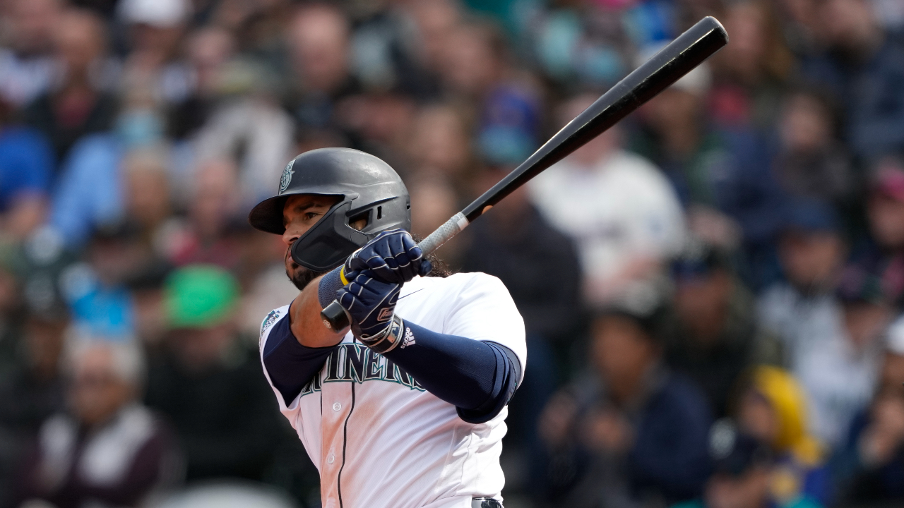 Watch: Mariners' Eugenio Suarez shows off impressive soccer