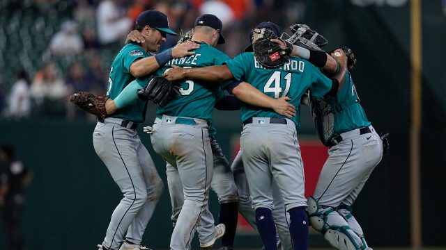 Red-hot Mariners beat Orioles, move within a half-game of Blue Jays