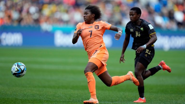 Netherlands' Lineth Beerensteyn (7) chases the ball during the second half Women's World Cup round of 16 soccer match between the Netherlands and South Africa at the Sydney Football Stadium in Sydney, Australia, Sunday, Aug. 6, 2023. (Rick Rycroft/AP)