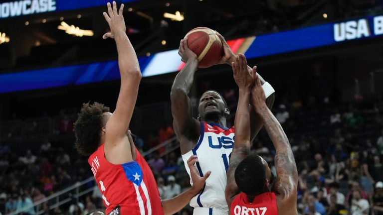 United States' Anthony Edwards, centre, shoots over Puerto Rico's George Conditt IV, left, and Christopher Ortiz, right, during the first half of an exhibition basketball game Monday, Aug. 7, 2023, in Las Vegas. (John Locher/AP)