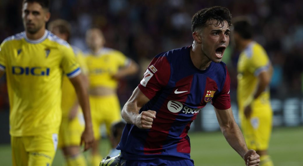 Barcelona gets late goals to win first official match at its temporary new home